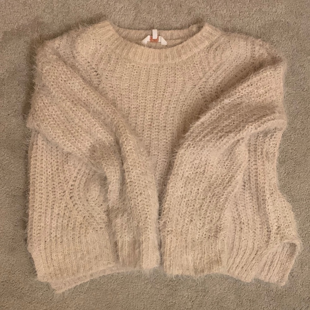 This is a Blush Pink Sweater, from the Brand Candies! Size: L